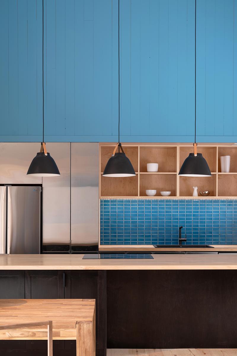 Press kit | 2682-03 - Press release | DogTrot Magnetawan - Williamson Williamson inc - Residential Architecture - A detail view of the kitchen with the island in front. - Photo credit: Scott Norsworthy