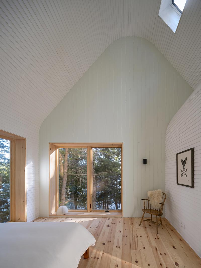 Press kit | 2682-03 - Press release | DogTrot Magnetawan - Williamson Williamson inc - Residential Architecture - The Primary Bedroom  - Photo credit: Scott Norsworthy