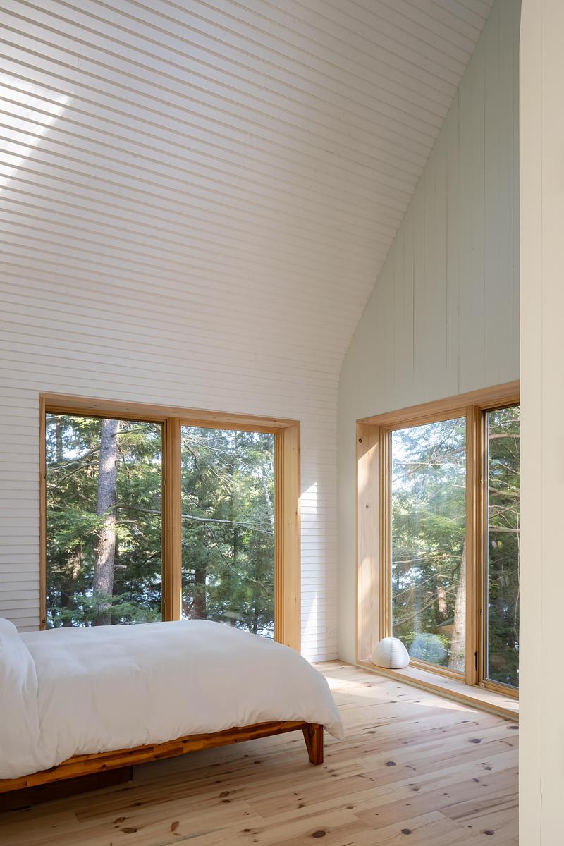 Press kit | 2682-03 - Press release | DogTrot Magnetawan - Williamson Williamson inc - Residential Architecture - <p class="">The lakeside corner of the primary bedroom cantilevers above the hill. </p> - Photo credit: Scott Norsworthy