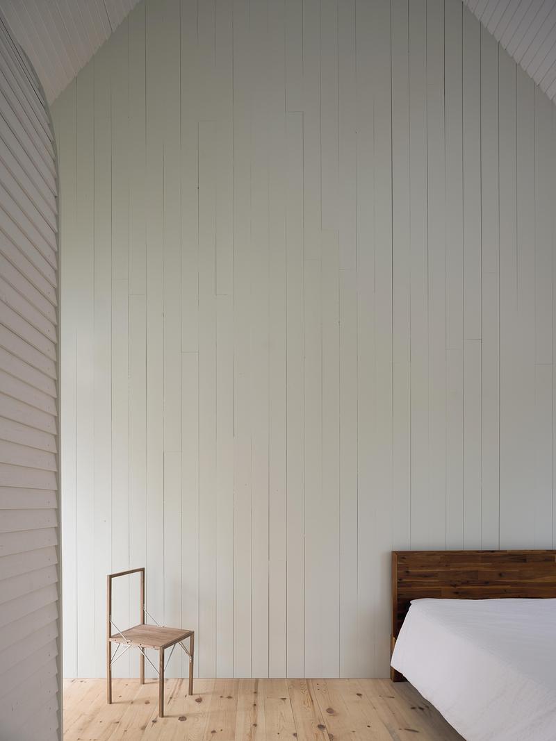 Press kit | 2682-03 - Press release | DogTrot Magnetawan - Williamson Williamson inc - Residential Architecture - The Primary Bedroom  - Photo credit: Scott Norsworthy