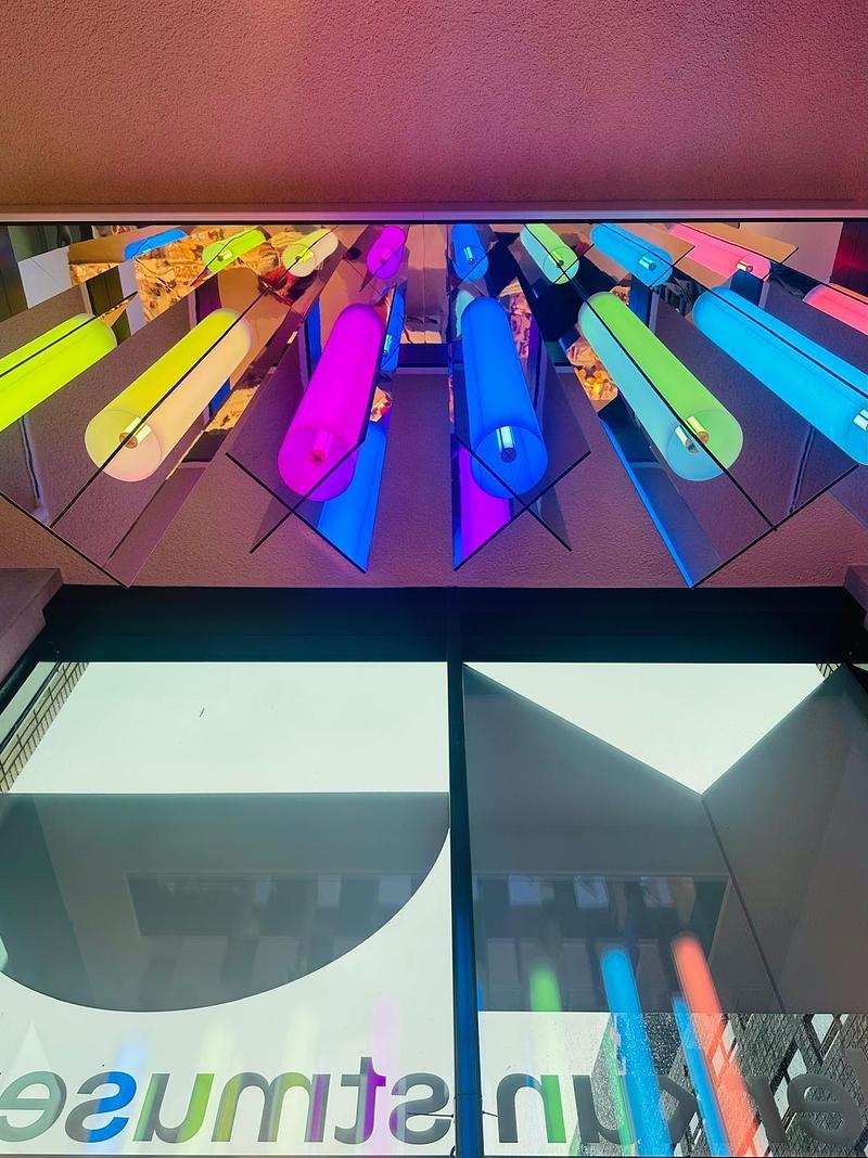 Dossier de presse | 7860-01 - Communiqué de presse | KiMu Children's Art Museum Opens in Amsterdam - KiMu Kinderkunstmuseum - Art - Light installation by artist Rein, composed of mirrored glass elements that shift in colour with the light - Crédit photo : Stein