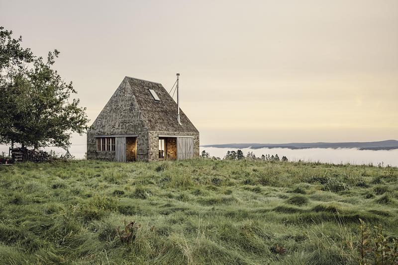 Press kit | 809-48 - Press release | AZURE Announces the 28 Winners of the 2026 AZ Awards - AZURE Media - Competition - <p class="">Architecture - Residential Houses</p><p class="" style="">Winner: Hilltop Cottage by MacKay-Lyons Sweetapple Architects, New Brunswick, Canada</p> - Photo credit:  Matthew MacKay-Lyons 