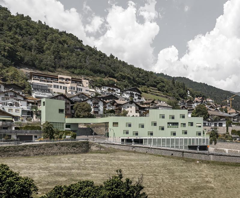 Press kit | 6799-01 - Press release | Roland Baldi Architects Completes Monolithic Multifunctional Building in Barbiano - Roland Baldi Architects - Institutional Architecture - Photo credit: Oskar Da Riz