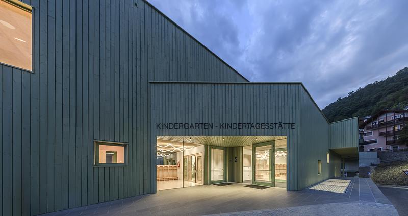 Press kit | 6799-01 - Press release | Roland Baldi Architects Completes Monolithic Multifunctional Building in Barbiano - Roland Baldi Architects - Institutional Architecture - Photo credit: Oskar Da Riz