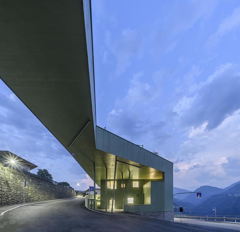 Press kit | 6799-01 - Press release | Roland Baldi Architects Completes Monolithic Multifunctional Building in Barbiano - Roland Baldi Architects - Institutional Architecture - Photo credit: Oskar Da Riz