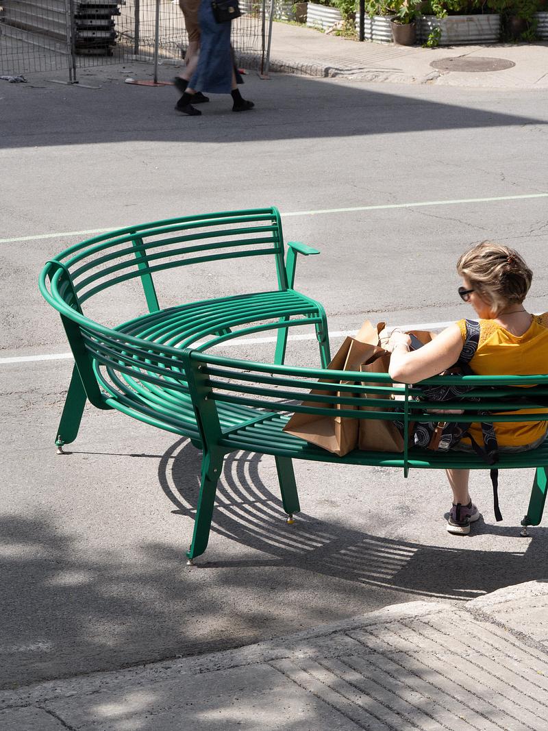 Press kit | 562-74 - Press release | 20 years of Montréal, UNESCO City of Design: two decades of innovation and influence - Bureau du design (Design Montréal), City of Montréal - Institutional Architecture -  Méandre (Meander), Summer Street Furniture for Mont-Royal Avenue (2024), by Dikini  - Photo credit: Raphäel Thibodeau