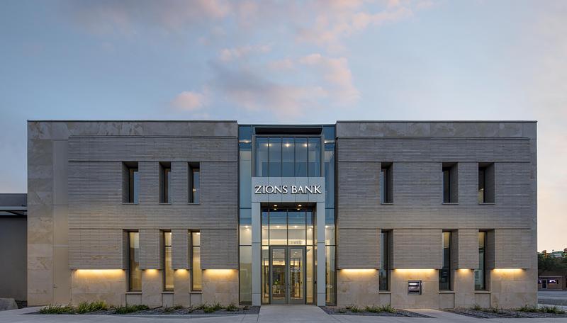 Dossier de presse | 7885-01 - Communiqué de presse | Prescott Muir and Associates devient Pathe Studio Architects, ouvrant un nouveau chapitre pour le cabinet fondé il y a 50 ans - Pathe Studio Architects - Architecture institutionnelle - Zions Bank Regional Financial Center à Vernal, Utah - Crédit photo : Pathe Studio Architects