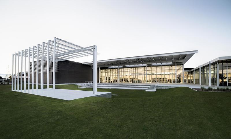 Dossier de presse | 7885-01 - Communiqué de presse | Prescott Muir and Associates devient Pathe Studio Architects, ouvrant un nouveau chapitre pour le cabinet fondé il y a 50 ans - Pathe Studio Architects - Architecture institutionnelle -     <p class="">Weber County Library Headquarters à Roy, Utah</p> - Crédit photo : Pathe Studio Architects