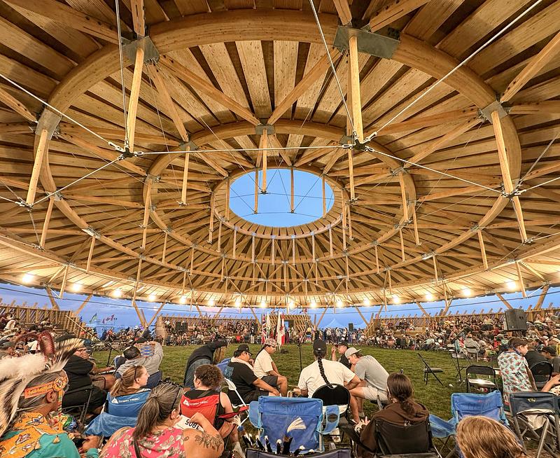 Press kit | 7916-01 - Press release | Rooted in Culture: The Muscowpetung Powwow Arbour Wins Architizer A+ Award and Canada's Governor General’s Medal in Architecture - Oxbow Architecture & Richard Kroeker - Institutional Architecture - Interior Photo During Powwow Event - Photo credit: Oxbow Architeture<span></span>