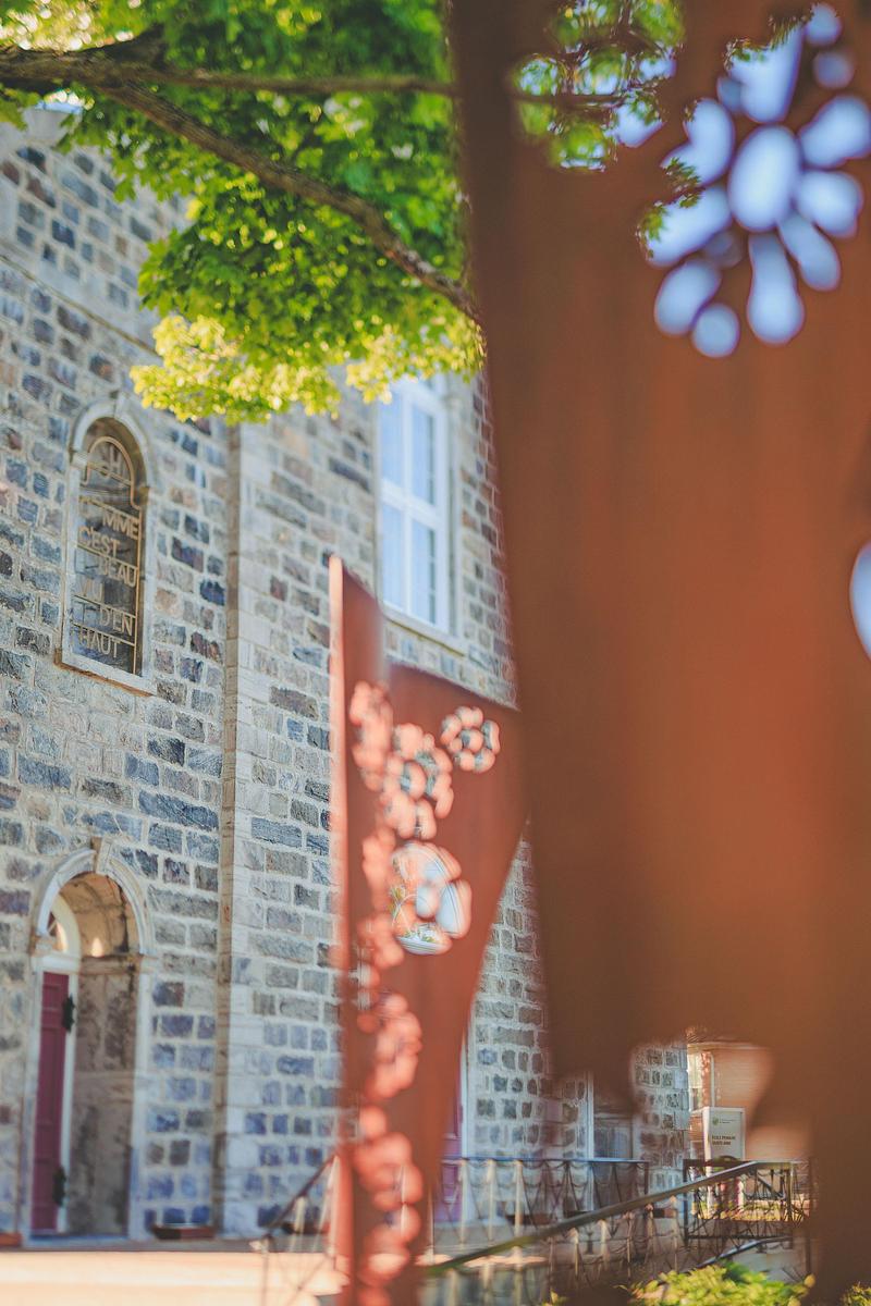 Press kit | 7886-01 - Press release | SOLEILS in Saint-Norbert: How Digital Public Art Helps Pass On the Spirit of a Québec Village - Étienne Paquette and the Municipality of Saint-Norbert - Art - Iris_portal_by_Etienne Paquette_3_SOLEILS_Saint-Norbert - Photo credit: Catrine_Daoust