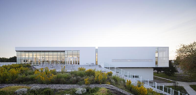 Dossier de presse | 2263-11 - Communiqué de presse | La Bibliothèque L'Octogone : un pôle civique réinventé - Anne Carrier Architectes - Architecture institutionnelle - Crédit photo : Adrien Williams