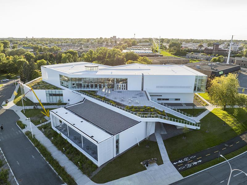 Dossier de presse | 2263-11 - Communiqué de presse | La Bibliothèque L'Octogone : un pôle civique réinventé - Anne Carrier Architectes - Architecture institutionnelle - Crédit photo : Adrien Williams