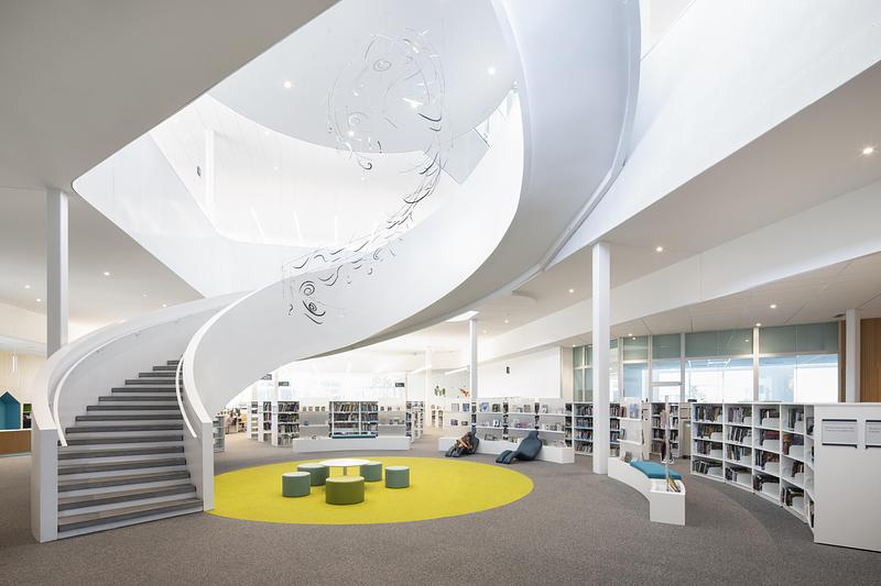 Dossier de presse | 2263-11 - Communiqué de presse | La Bibliothèque L'Octogone : un pôle civique réinventé - Anne Carrier Architectes - Architecture institutionnelle - Crédit photo : Adrien Williams