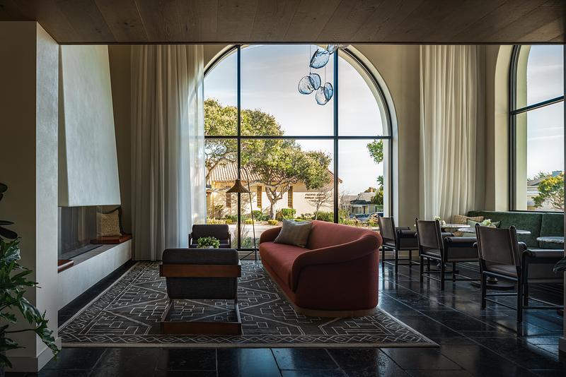 Dossier de presse | 2757-64 - Communiqué de presse | Narrative Design Studio’s Design for the Kimpton Mirador Pacific Grove Unites Sophistication and Simplicity - Narrative Design Studio - Design d’intérieur commercial - The hotel lounge pairs arched windows with natural materials, creating a warm and inviting space. - Crédit photo : Elizabeth Nielson