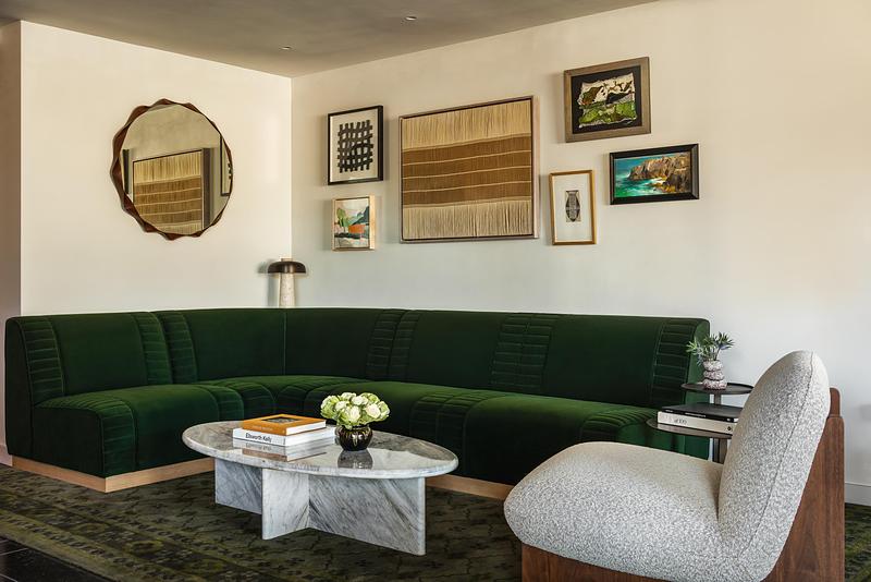 Dossier de presse | 2757-64 - Communiqué de presse | Narrative Design Studio’s Design for the Kimpton Mirador Pacific Grove Unites Sophistication and Simplicity - Narrative Design Studio - Design d’intérieur commercial - The intimate seating area combines a custom emerald-green banquette with curated artwork. - Crédit photo : Elizabeth Nielson