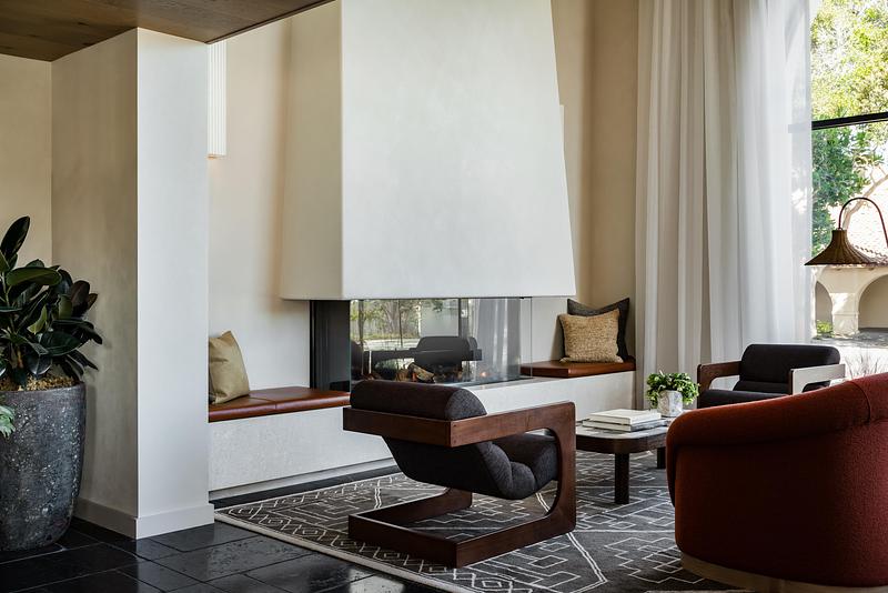 Dossier de presse | 2757-64 - Communiqué de presse | Narrative Design Studio’s Design for the Kimpton Mirador Pacific Grove Unites Sophistication and Simplicity - Narrative Design Studio - Design d’intérieur commercial - The fireplace lounge blends modern furnishings with organic textures, creating a relaxing space. - Crédit photo : Elizabeth Nielson