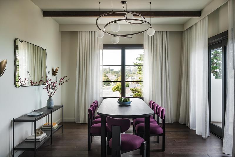 Dossier de presse | 2757-64 - Communiqué de presse | Narrative Design Studio’s Design for the Kimpton Mirador Pacific Grove Unites Sophistication and Simplicity - Narrative Design Studio - Design d’intérieur commercial - The dining room balances refined furnishings and natural light, offering a sophisticated setting.  - Crédit photo : Elizabeth Nielson