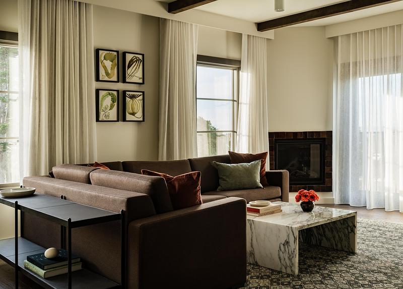 Dossier de presse | 2757-64 - Communiqué de presse | Narrative Design Studio’s Design for the Kimpton Mirador Pacific Grove Unites Sophistication and Simplicity - Narrative Design Studio - Design d’intérieur commercial - Bathed in natural light, the spacious living room balances contemporary design with traditional warmth.  - Crédit photo : Elizabeth Nielson