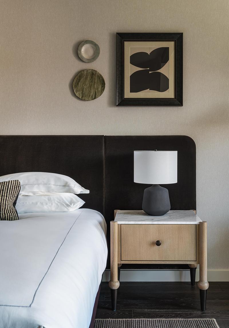 Dossier de presse | 2757-64 - Communiqué de presse | Narrative Design Studio’s Design for the Kimpton Mirador Pacific Grove Unites Sophistication and Simplicity - Narrative Design Studio - Design d’intérieur commercial - The guest room blends contemporary craftsmanship with organic textures, offering a tranquil retreat.  - Crédit photo : Elizabeth Nielson