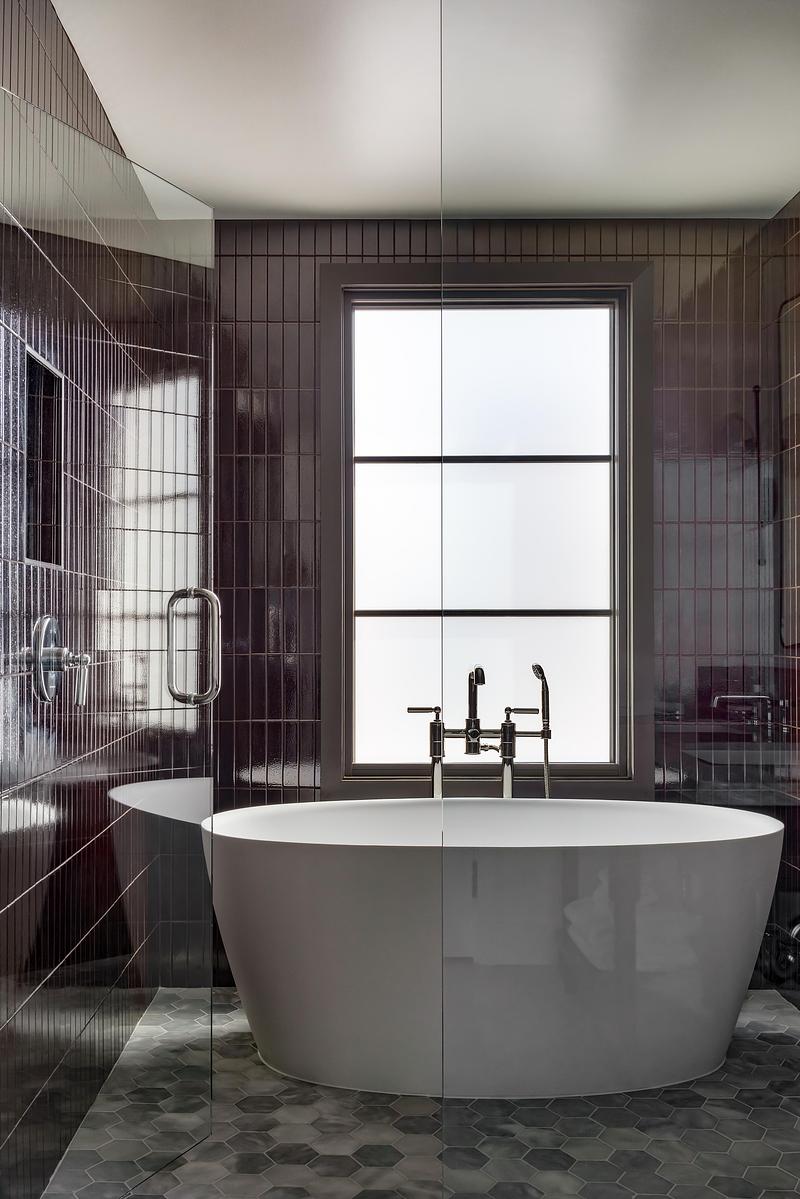 Dossier de presse | 2757-64 - Communiqué de presse | Narrative Design Studio’s Design for the Kimpton Mirador Pacific Grove Unites Sophistication and Simplicity - Narrative Design Studio - Design d’intérieur commercial - The guest bathroom pairs a freestanding tub with rich tile, offering a space for renewal.  - Crédit photo : Elizabeth Nielson