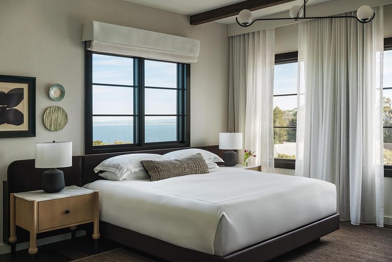 Dossier de presse | 2757-64 - Communiqué de presse | Narrative Design Studio’s Design for the Kimpton Mirador Pacific Grove Unites Sophistication and Simplicity - Narrative Design Studio - Design d’intérieur commercial -  Floor-to-ceiling windows create a light-filled guest room that celebrates the natural beauty of the Pacific Grove coastline. The ceramic plates above the beds are by  regional artist and ceramicist Vanessa Cowdrey and were created from molds taken from weathered wood found along the Big Sur Coastline.  - Crédit photo : Elizabeth Nielson