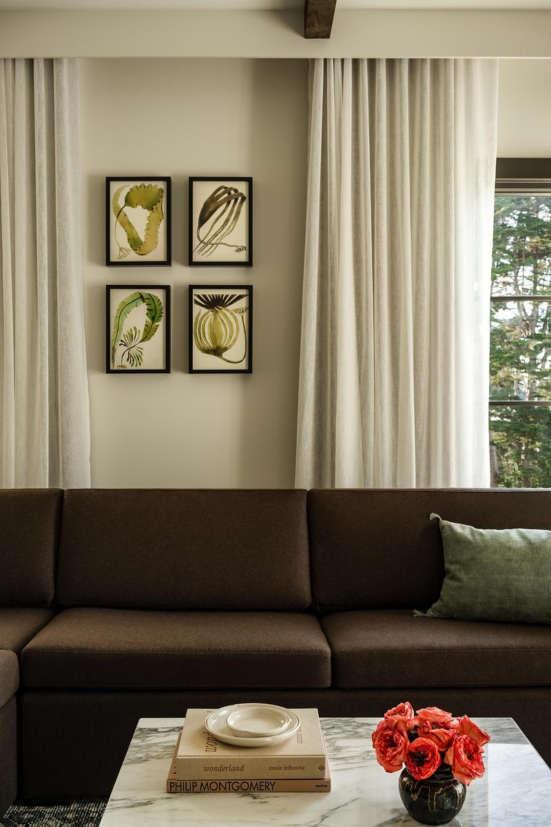 Dossier de presse | 2757-64 - Communiqué de presse | Narrative Design Studio’s Design for the Kimpton Mirador Pacific Grove Unites Sophistication and Simplicity - Narrative Design Studio - Design d’intérieur commercial - The suite's living area balances comfort and sophisticated through its curated artwork and thoughtful styling.  - Crédit photo : Elizabeth Nielson