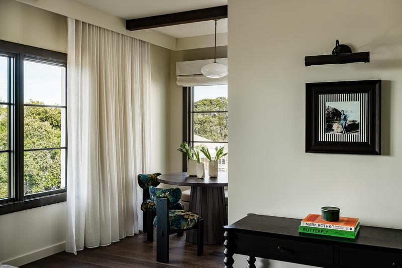Dossier de presse | 2757-64 - Communiqué de presse | Narrative Design Studio’s Design for the Kimpton Mirador Pacific Grove Unites Sophistication and Simplicity - Narrative Design Studio - Design d’intérieur commercial - The intimate seating area blends natural light and residential comfort, creating a peaceful retreat within the suite.  - Crédit photo : Elizabeth Nielson