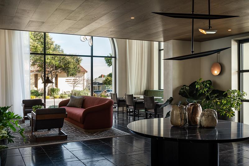Dossier de presse | 2757-64 - Communiqué de presse | Narrative Design Studio’s Design for the Kimpton Mirador Pacific Grove Unites Sophistication and Simplicity - Narrative Design Studio - Design d’intérieur commercial - The lobby boasts Spanish-inspired architectural details alongside soaring windows. - Crédit photo : Elizabeth Nielson