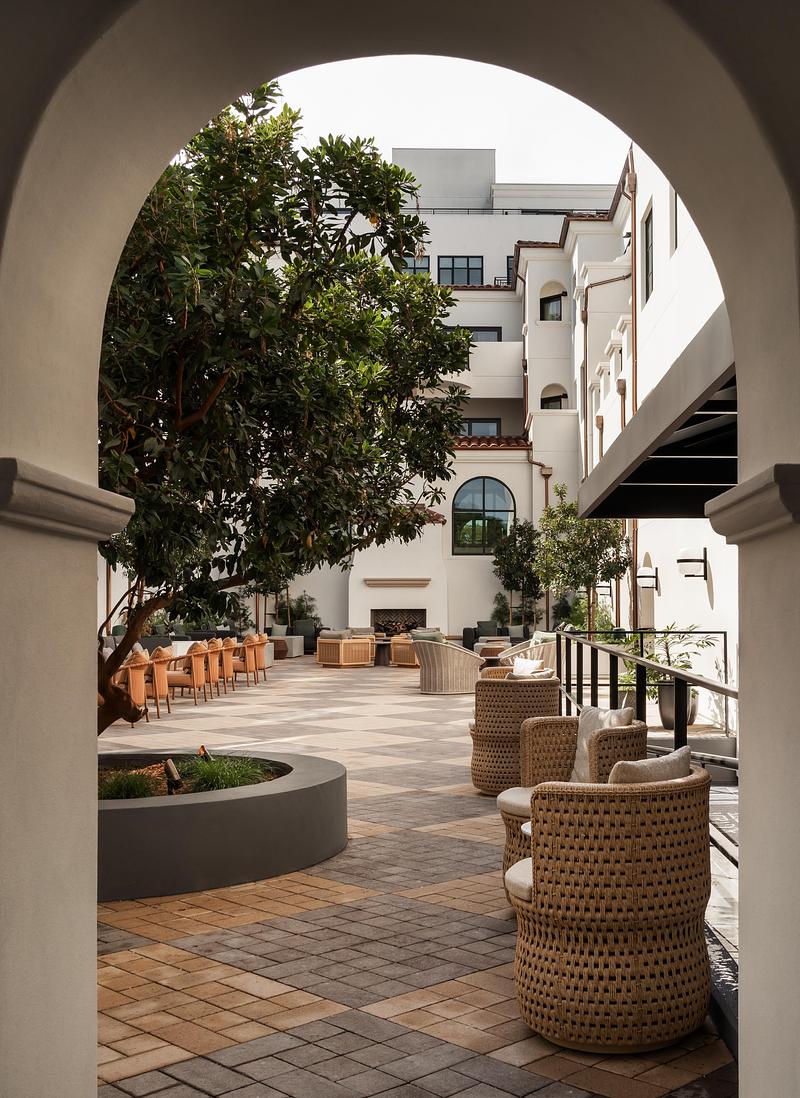 Dossier de presse | 2757-64 - Communiqué de presse | Narrative Design Studio’s Design for the Kimpton Mirador Pacific Grove Unites Sophistication and Simplicity - Narrative Design Studio - Design d’intérieur commercial - The open-aired courtyard blends architectural charm with a soothing seating area, creating the perfect destination for socializing,  - Crédit photo : Elizabeth Nielson