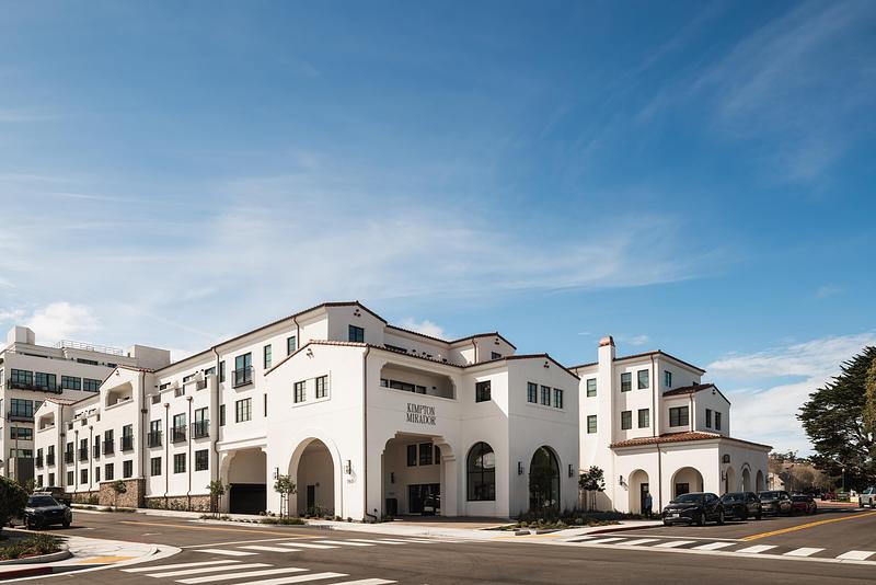 Dossier de presse | 2757-64 - Communiqué de presse | Narrative Design Studio’s Design for the Kimpton Mirador Pacific Grove Unites Sophistication and Simplicity - Narrative Design Studio - Design d’intérieur commercial - With its white facade, arched entryways, and coastal detailing, the hotel embodies the charm of California's Central Coast.  - Crédit photo : Elizabeth Nielson