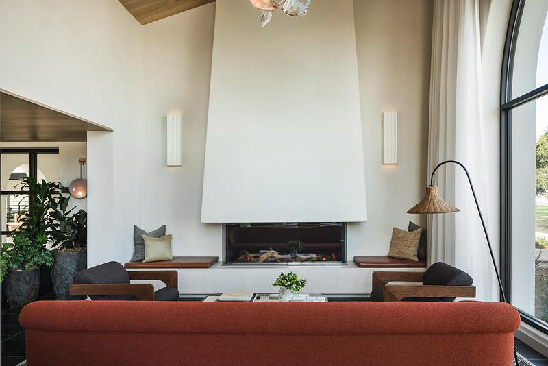 Dossier de presse | 2757-64 - Communiqué de presse | Narrative Design Studio’s Design for the Kimpton Mirador Pacific Grove Unites Sophistication and Simplicity - Narrative Design Studio - Design d’intérieur commercial - The lounge's striking fireplace and expansive windows create an inviting atmosphere that encourages relaxation.  - Crédit photo : Elizabeth Nielson