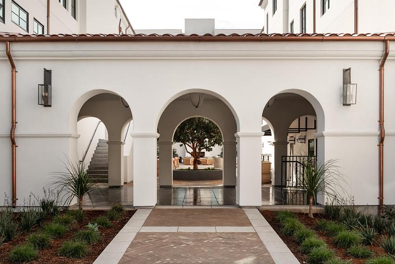 Dossier de presse | 2757-64 - Communiqué de presse | Narrative Design Studio’s Design for the Kimpton Mirador Pacific Grove Unites Sophistication and Simplicity - Narrative Design Studio - Design d’intérieur commercial - A series of graceful arches and landscaped pathways transition from the hotel's public spaces to the central courtyard.  - Crédit photo : Elizabeth Nielson