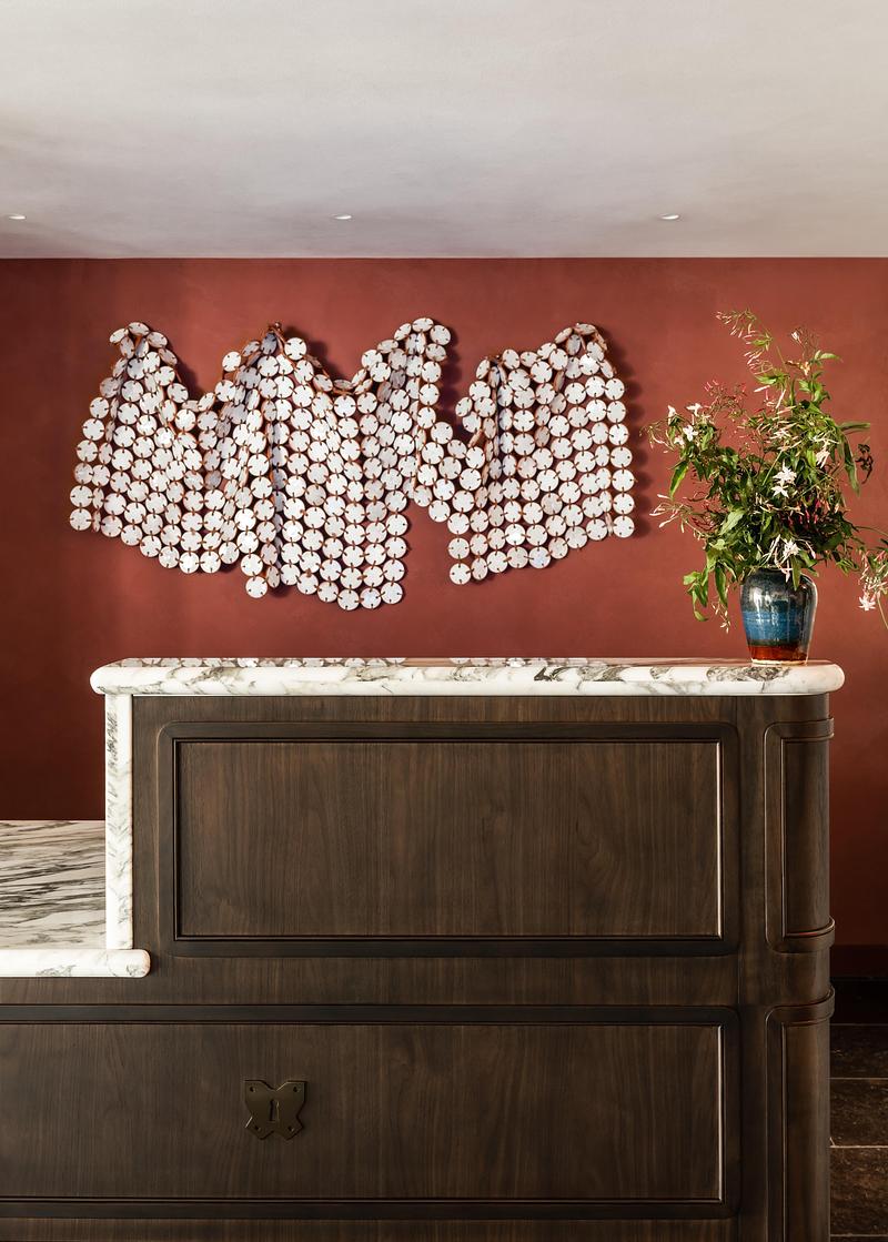 Dossier de presse | 2757-64 - Communiqué de presse | Narrative Design Studio’s Design for the Kimpton Mirador Pacific Grove Unites Sophistication and Simplicity - Narrative Design Studio - Design d’intérieur commercial -  Throughout the hotel, sculptural artwork blend with refined materials, reflecting the nature-inspired designs.  - Crédit photo : Elizabeth Nielson