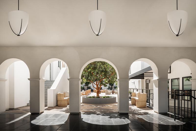 Dossier de presse | 2757-64 - Communiqué de presse | Narrative Design Studio’s Design for the Kimpton Mirador Pacific Grove Unites Sophistication and Simplicity - Narrative Design Studio - Design d’intérieur commercial -  The breezeway highlights the hotel's emphasis on architectural character, natural light, and connection to place.  - Crédit photo : Elizabeth Nielson