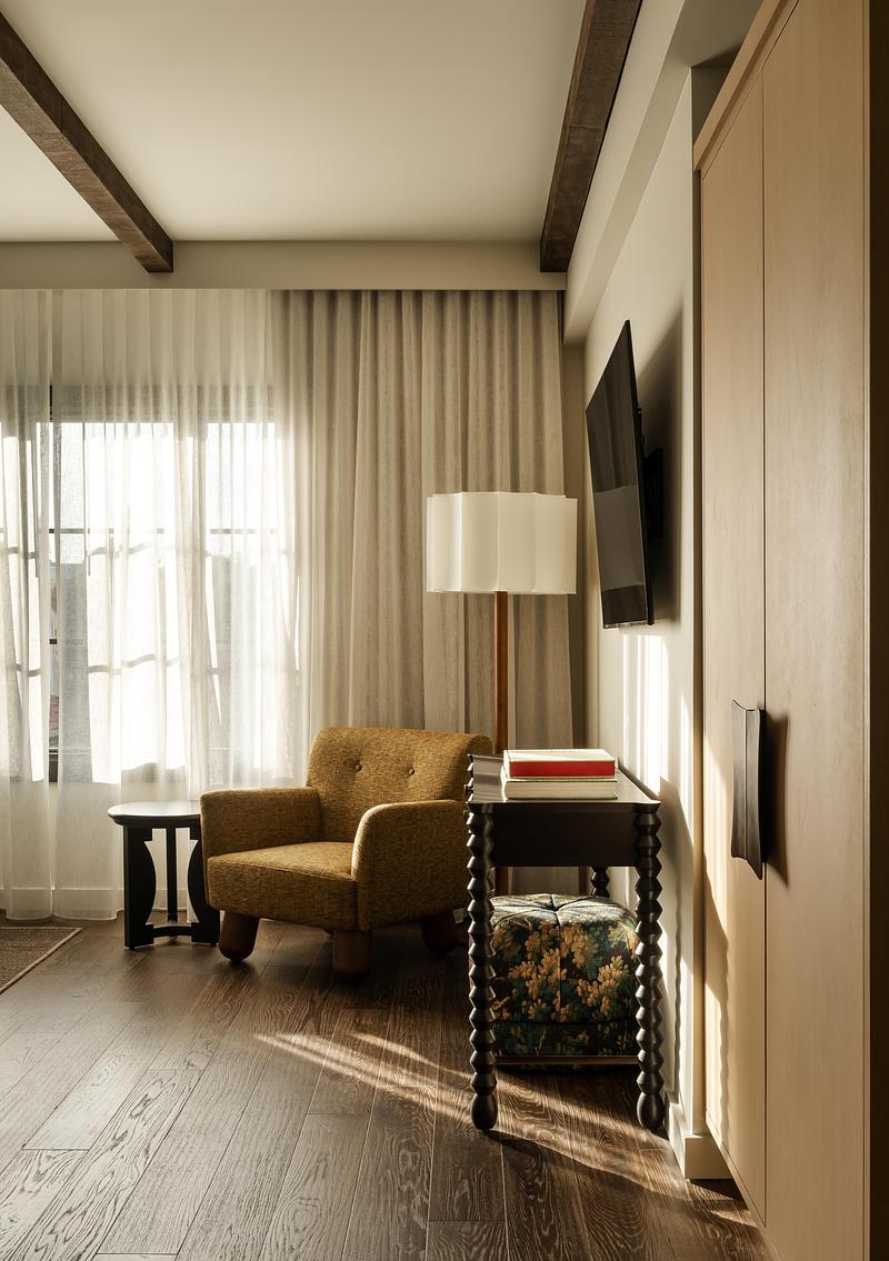 Dossier de presse | 2757-64 - Communiqué de presse | Narrative Design Studio’s Design for the Kimpton Mirador Pacific Grove Unites Sophistication and Simplicity - Narrative Design Studio - Design d’intérieur commercial - Warm wood tones and layered textiles create a comfortable seating area for rest and reflection.  - Crédit photo : Elizabeth Nielson