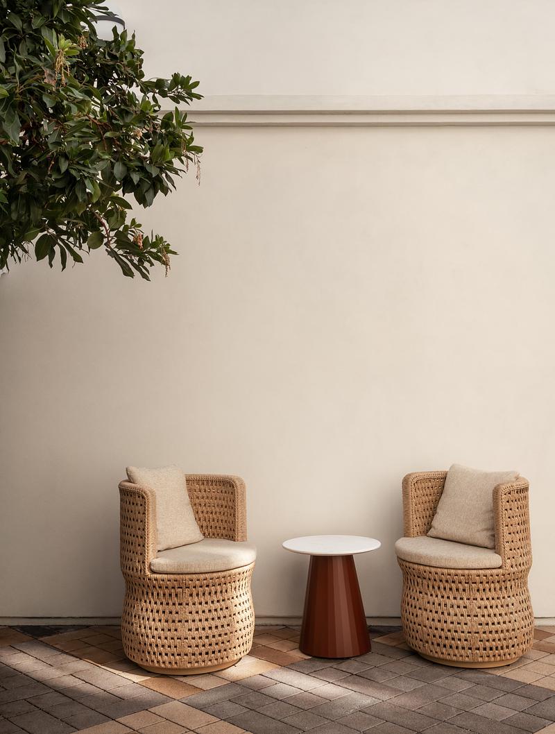 Dossier de presse | 2757-64 - Communiqué de presse | Narrative Design Studio’s Design for the Kimpton Mirador Pacific Grove Unites Sophistication and Simplicity - Narrative Design Studio - Design d’intérieur commercial - This intimate seating area offers a quiet place for guests to relax next to the coast. - Crédit photo : Elizabeth Nielson
