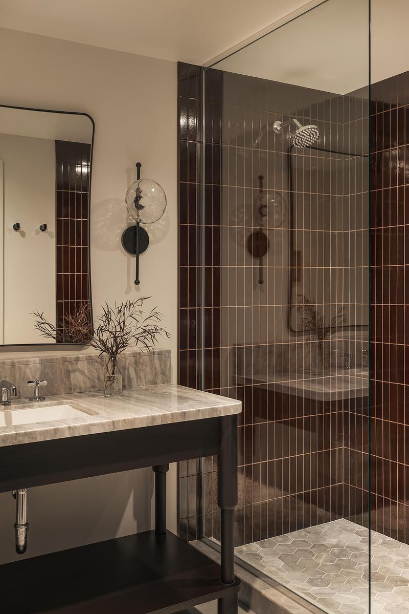 Dossier de presse | 2757-64 - Communiqué de presse | Narrative Design Studio’s Design for the Kimpton Mirador Pacific Grove Unites Sophistication and Simplicity - Narrative Design Studio - Design d’intérieur commercial - The bathroom's carefully curated palette blends stone, tile, and contemporary fixtures.   - Crédit photo : Elizabeth Nielson