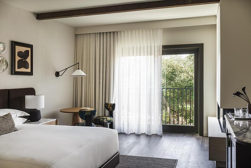 Dossier de presse | 2757-64 - Communiqué de presse | Narrative Design Studio’s Design for the Kimpton Mirador Pacific Grove Unites Sophistication and Simplicity - Narrative Design Studio - Design d’intérieur commercial - Floor-to-ceiling drapery and a private balcony create a light-filled guest room that fosters relaxation.  - Crédit photo : Elizabeth Nielson