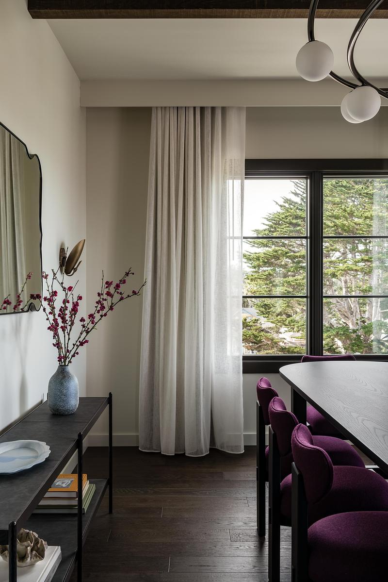 Dossier de presse | 2757-64 - Communiqué de presse | Narrative Design Studio’s Design for the Kimpton Mirador Pacific Grove Unites Sophistication and Simplicity - Narrative Design Studio - Design d’intérieur commercial - Rich plum seating and natural light brings warmth and sophistication to the dining room.  - Crédit photo : Elizabeth Nielson