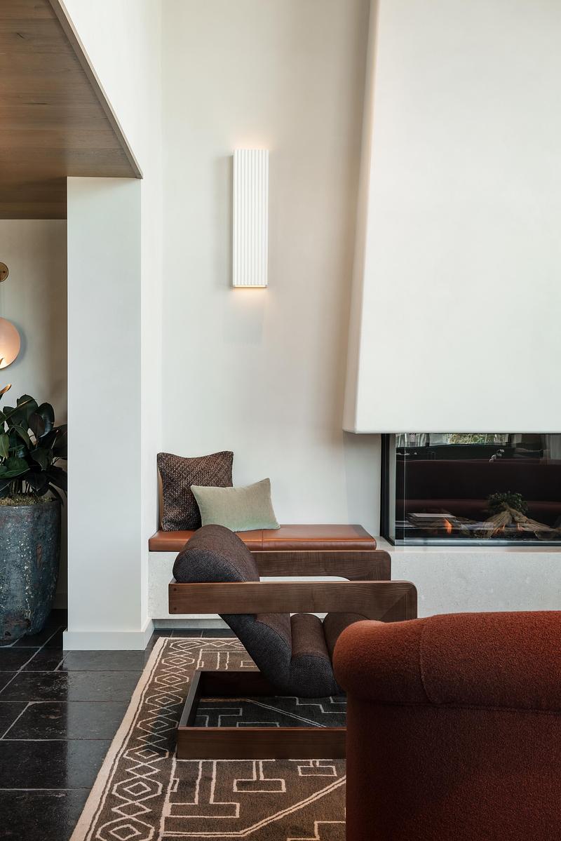 Dossier de presse | 2757-64 - Communiqué de presse | Narrative Design Studio’s Design for the Kimpton Mirador Pacific Grove Unites Sophistication and Simplicity - Narrative Design Studio - Design d’intérieur commercial - The lounge boasts a thoughtfully curated seating arrangement, encouraging relaxation and conversation.  - Crédit photo : Elizabeth Nielson