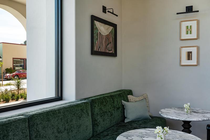 Dossier de presse | 2757-64 - Communiqué de presse | Narrative Design Studio’s Design for the Kimpton Mirador Pacific Grove Unites Sophistication and Simplicity - Narrative Design Studio - Design d’intérieur commercial - The lounge nook blends custom furnishings and local artwork to create a warm gathering space. - Crédit photo : Elizabeth Nielson
