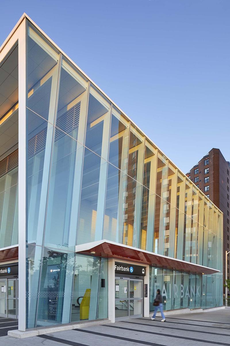 Dossier de presse | 718-05 - Communiqué de presse | Eglinton Crosstown LRT : Rehausser la qualité du design dans l'espace public - Daoust Lestage Lizotte Stecker Benech - Architecture institutionnelle - <p class="">La structure inclinée de l'entrée principale crée des jeux de lumière et d'ombre tout au long de la journée.</p> - Crédit photo : Tom Arban