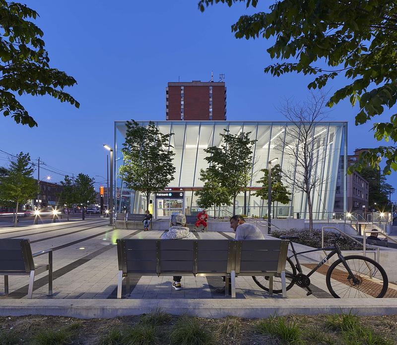 Dossier de presse | 718-05 - Communiqué de presse | Eglinton Crosstown LRT : Rehausser la qualité du design dans l'espace public - Daoust Lestage Lizotte Stecker Benech - Architecture institutionnelle - <p class="">Tels des cadres lumineux, les éléments structuraux se transforment en véritables phares urbains à la tombée du jour.</p> - Crédit photo : Tom Arban