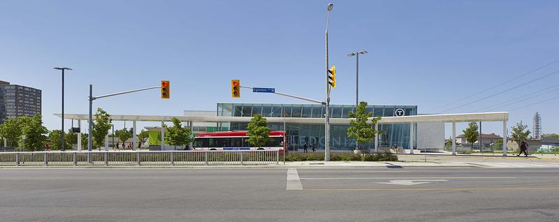 Dossier de presse | 718-05 - Communiqué de presse | Eglinton Crosstown LRT : Rehausser la qualité du design dans l'espace public - Daoust Lestage Lizotte Stecker Benech - Architecture institutionnelle - <p class="">La marquise signature déployée à grande échelle abrite les passagers qui transitent depuis le réseau de bus urbain.</p> - Crédit photo : Tom Arban
