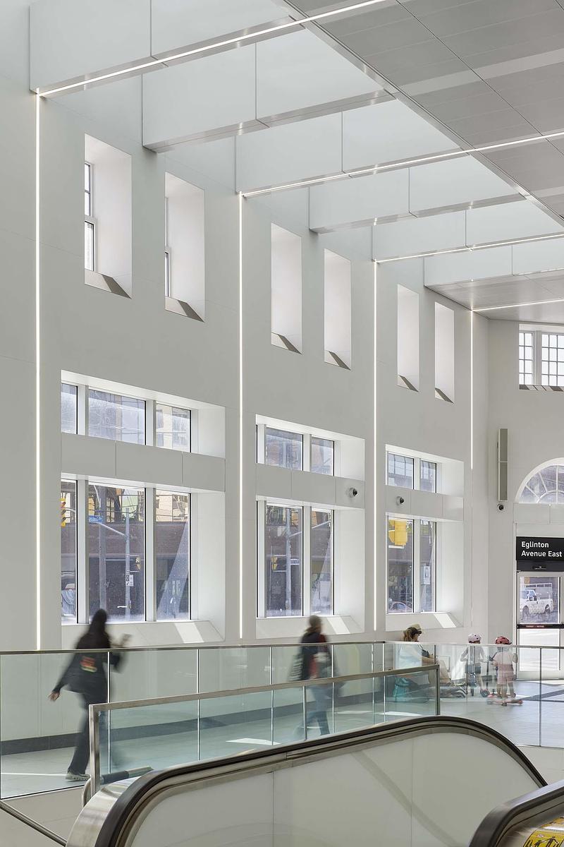 Dossier de presse | 718-05 - Communiqué de presse | Eglinton Crosstown LRT : Rehausser la qualité du design dans l'espace public - Daoust Lestage Lizotte Stecker Benech - Architecture institutionnelle -  Une approche modulaire adaptée aux bâtiments patrimoniaux.   - Crédit photo : Tom Arban