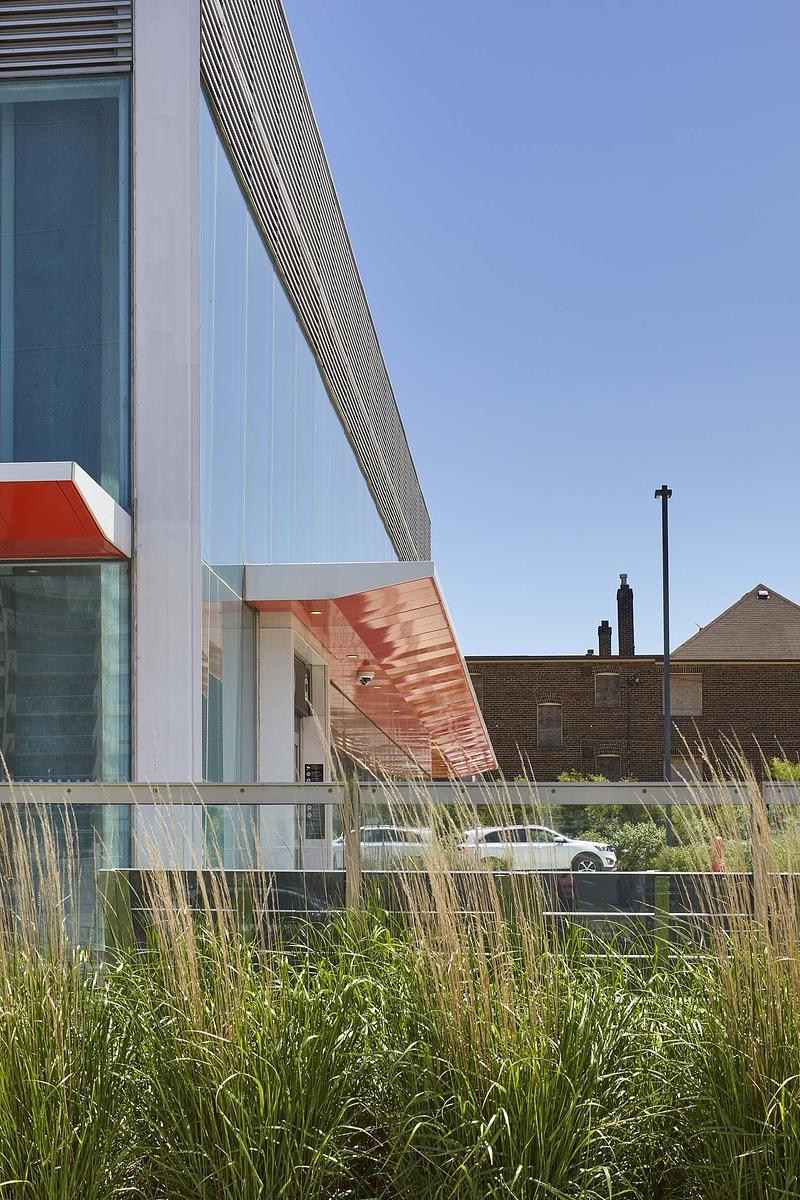 Dossier de presse | 718-05 - Communiqué de presse | Eglinton Crosstown LRT : Rehausser la qualité du design dans l'espace public - Daoust Lestage Lizotte Stecker Benech - Architecture institutionnelle -  The kit-of-parts approach is deployed at all scales - from architecture, to landscape. - Crédit photo : Tom Arban