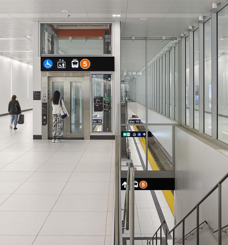 Dossier de presse | 718-05 - Communiqué de presse | Eglinton Crosstown LRT : Rehausser la qualité du design dans l'espace public - Daoust Lestage Lizotte Stecker Benech - Architecture institutionnelle -  La circulation verticale structure un parcours clair, intuitif et accessible, reliant la place publique au quai.  - Crédit photo : Tom Arban