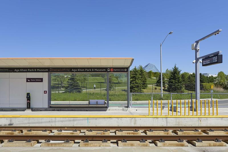 Dossier de presse | 718-05 - Communiqué de presse | Eglinton Crosstown LRT : Rehausser la qualité du design dans l'espace public - Daoust Lestage Lizotte Stecker Benech - Architecture institutionnelle - Les stations de surface s'inscrivent dans le tissu urbain existant. - Crédit photo : Tom Arban