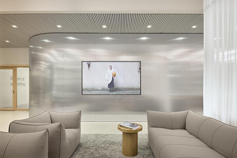 Dossier de presse | 2360-02 - Communiqué de presse | Reduced, Timeless Aesthetics: New BESTSECRET Design Office - HENN - Design d’intérieur commercial -  Event space  - Crédit photo : Mark Seelen | Seelen+