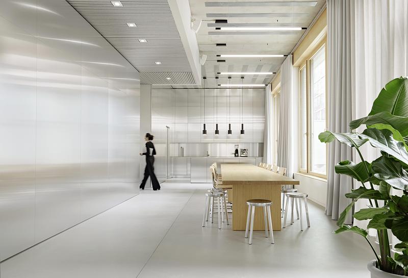 Dossier de presse | 2360-02 - Communiqué de presse | Reduced, Timeless Aesthetics: New BESTSECRET Design Office - HENN - Design d’intérieur commercial - Lounge kitchen with community table - Crédit photo : Mark Seelen | Seelen+